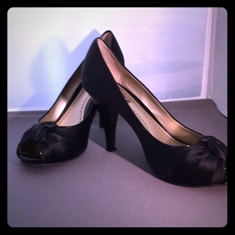 Gorgeous black satin pumps with bow not at toe